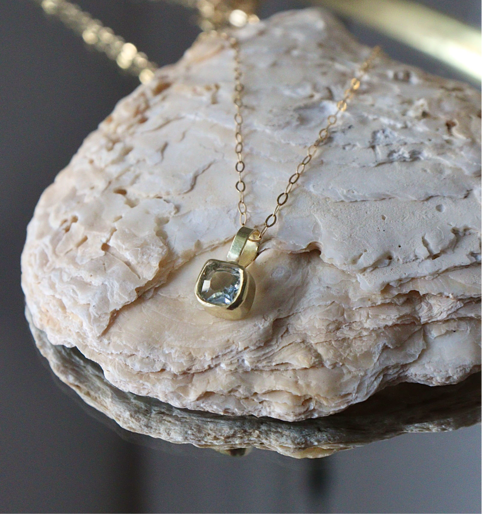 18ct gold Delicate Aquamarine Pendant