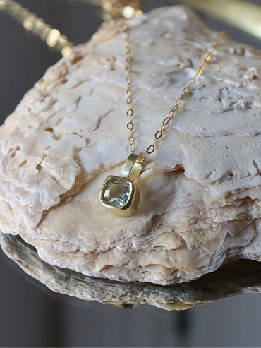 18ct gold Delicate Aquamarine Pendant
