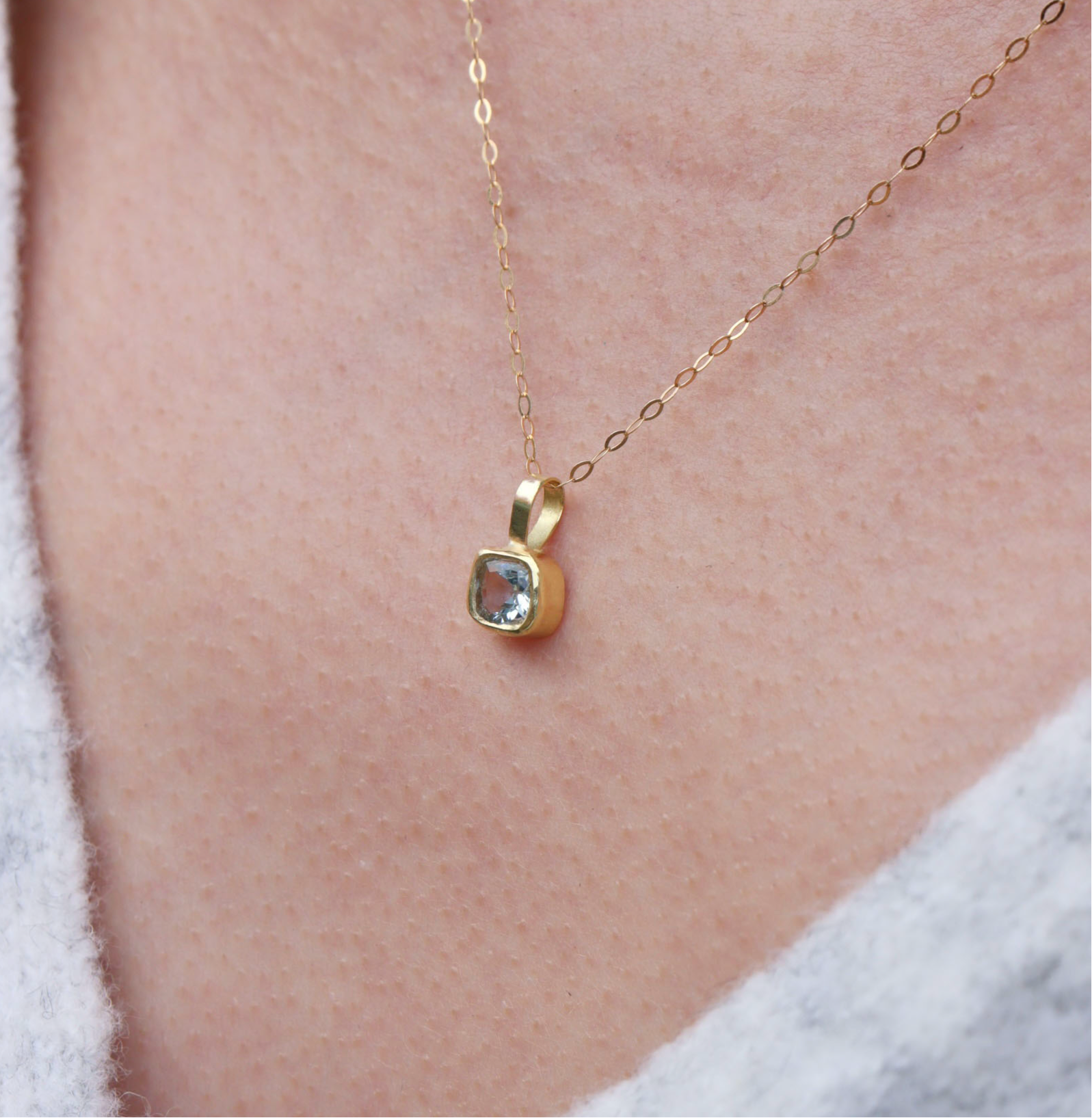 18ct gold Delicate Aquamarine Pendant