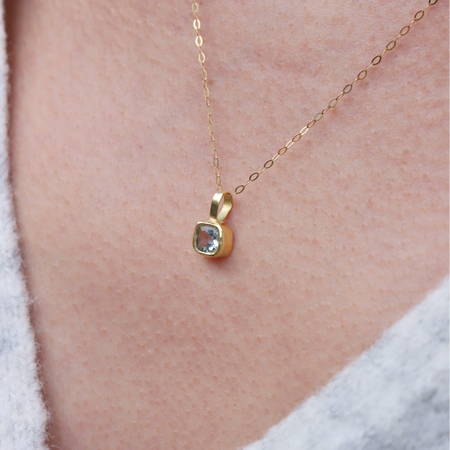 18ct gold Delicate Aquamarine Pendant